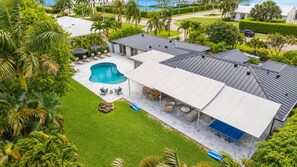 Il s’agit d’une propriété résidentielle dotée d’une piscine, d’un espace extérieur aménagé pour se détendre et d’un patio couvert.