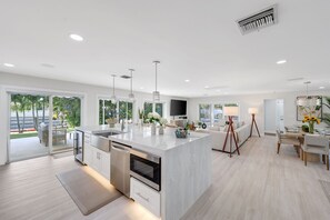 Wasserkocher mit Kaffee-/Teezubehör, Kühlschrank, Mikrowelle, Ofen