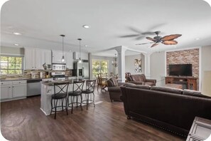Smart TV, fireplace - Decatur/ATL Family Retreat 6-bedroom, 5-baths house perfect  getaway ATL/Decatur (Decatur)