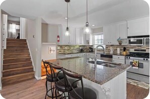 Fridge, microwave, oven, stovetop - Decatur/ATL Family Retreat 6-bedroom, 5-baths house perfect  getaway ATL/Decatur (Decatur)