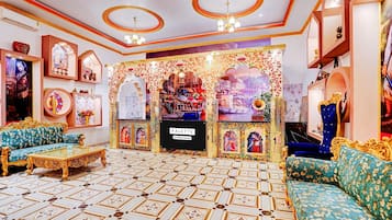 House | Meja sambut tetamu