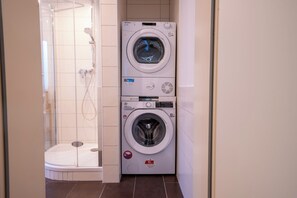 Shower, hair dryer, towels, soap - Central Gerolstein Panorama Apartment (Gerolstein)
