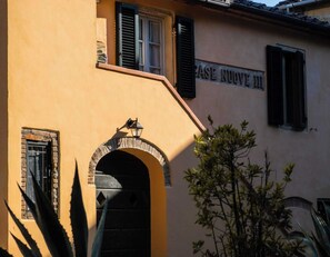 Un edificio con un letrero que dice 'PLEASE NUOVE ITI' y una entrada en arco.