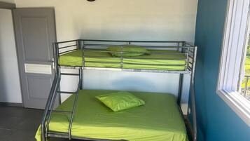 2 habitaciones, tabla de planchar con plancha, internet y ropa de cama