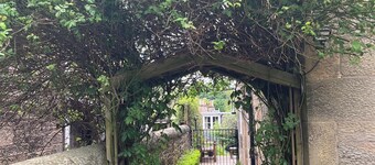 Small Private Guest cabin in lush green Dean Village, 0.7mile to City Centre