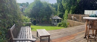 Small Private Guest cabin in lush green Dean Village, 0.7mile to City Centre