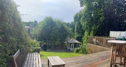 Small Private Guest cabin in lush green Dean Village, 0.7mile to City Centre