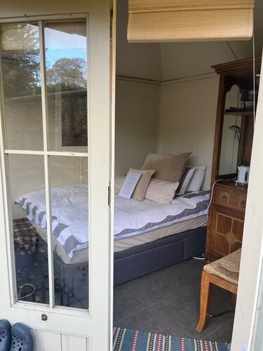 Small Private Guest cabin in lush green Dean Village, 0.7mile to City Centre