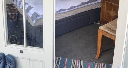 Small Private Guest cabin in lush green Dean Village, 0.7mile to City Centre