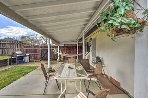 Outdoor dining -  Adison Gold: 2BR w/ Fully Fenced Yard, Barbecue and pet friendly, Near Downtown (Carmichael)