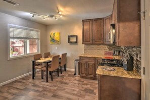 Private kitchen -  Adison Gold: 2BR w/ Fully Fenced Yard, Barbecue and pet friendly, Near Downtown (Carmichael)