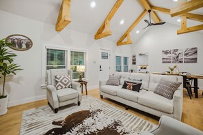 Living area - moderno farm house getaway-fire pit game room (Culpeper)