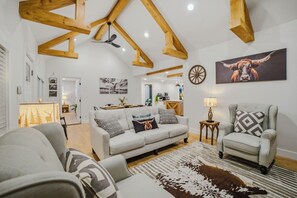 Living area - moderno farm house getaway-fire pit game room (Culpeper)