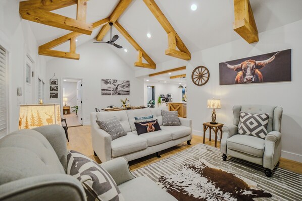 Living area - moderno farm house getaway-fire pit game room (Culpeper)