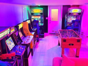 Game room - moderno farm house getaway-fire pit game room (Culpeper)