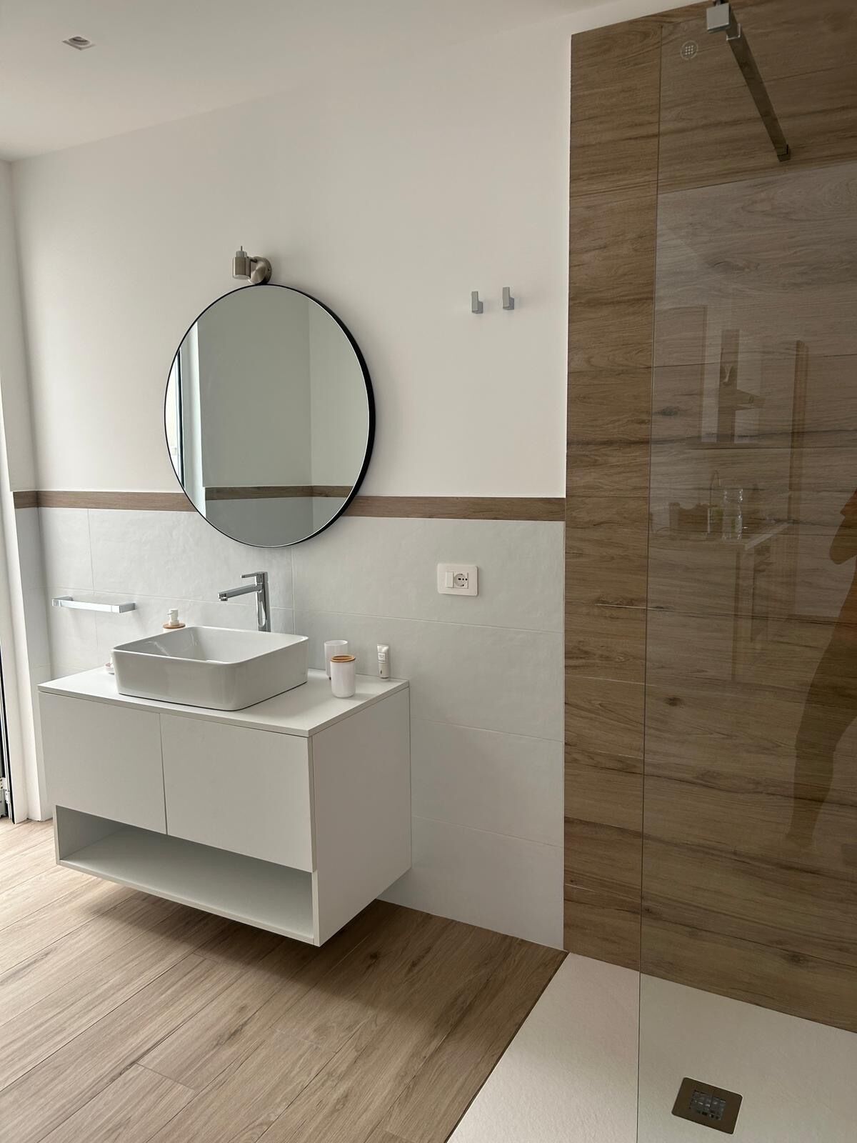 Een douche, een haardroger, een bidet, handdoeken