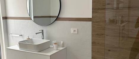 Douche, sĂšche-cheveux, bidet, serviettes fournies