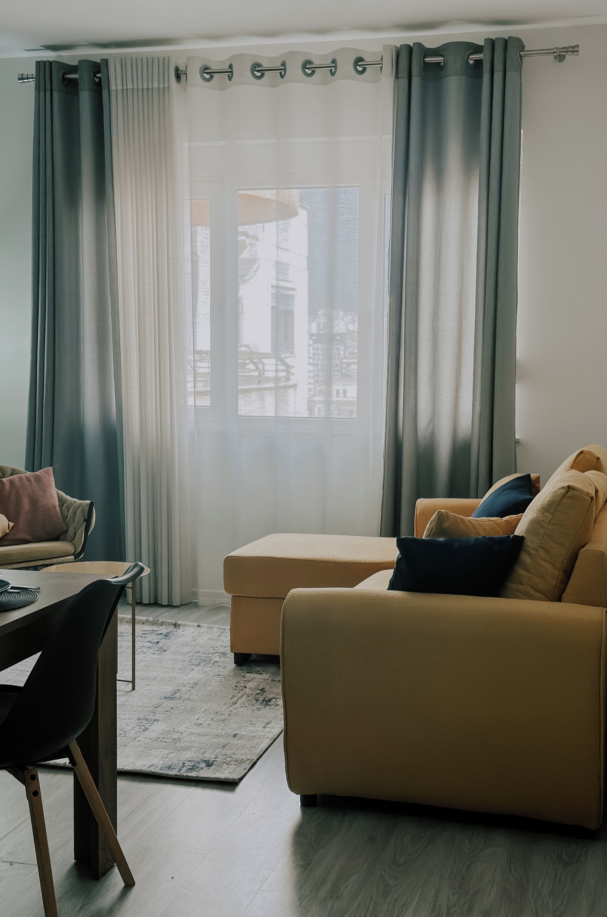 Apartment, 1 Bedroom | Ruang tamu | 40 inci televisyen dengan kabel 