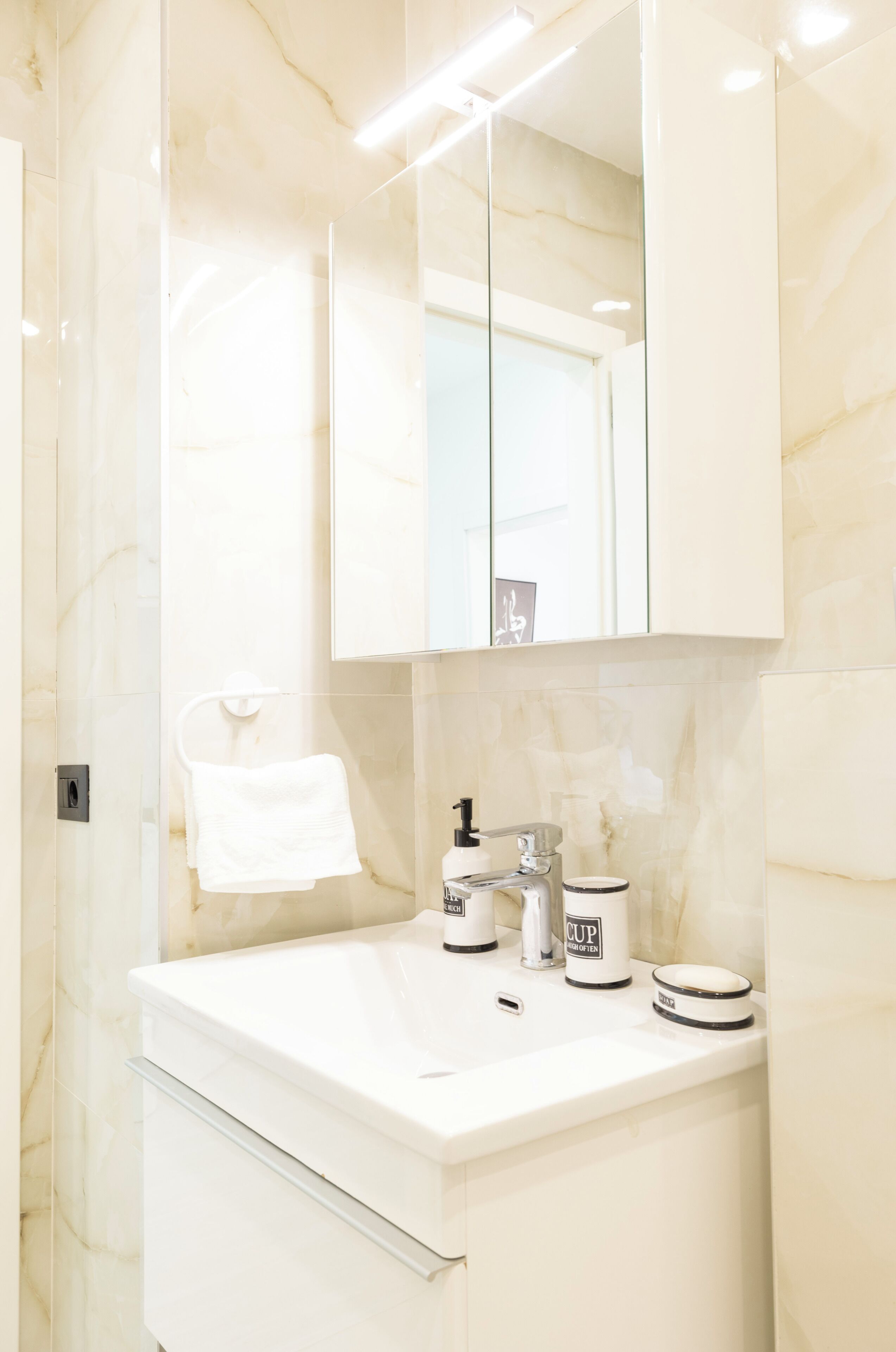 Apartamento Confort, 1 habitación, balcón, vistas a la ciudad | Baño | Ducha, secador de pelo, zapatillas y toallas