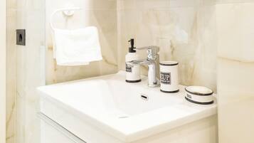 Apartamento Confort, 1 habitación, balcón, vistas a la ciudad | Baño | Ducha, secador de pelo, zapatillas y toallas