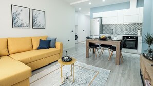 Comfort Apartment, 1 Bedroom, Balcony, City View | Ruang tamu