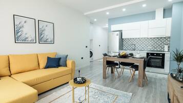 Leilighet, 1 soverom | Oppholdsområde | En 40-tommers TV med kabel-kanaler