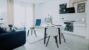 Panoramic Apartment, 2 Bedrooms, Balcony, City View | Ruang tamu