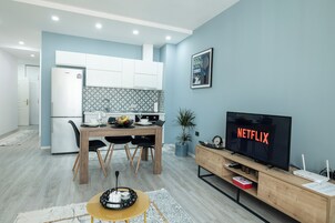 Comfort Apartment, 1 Bedroom, Balcony, City View | Living area