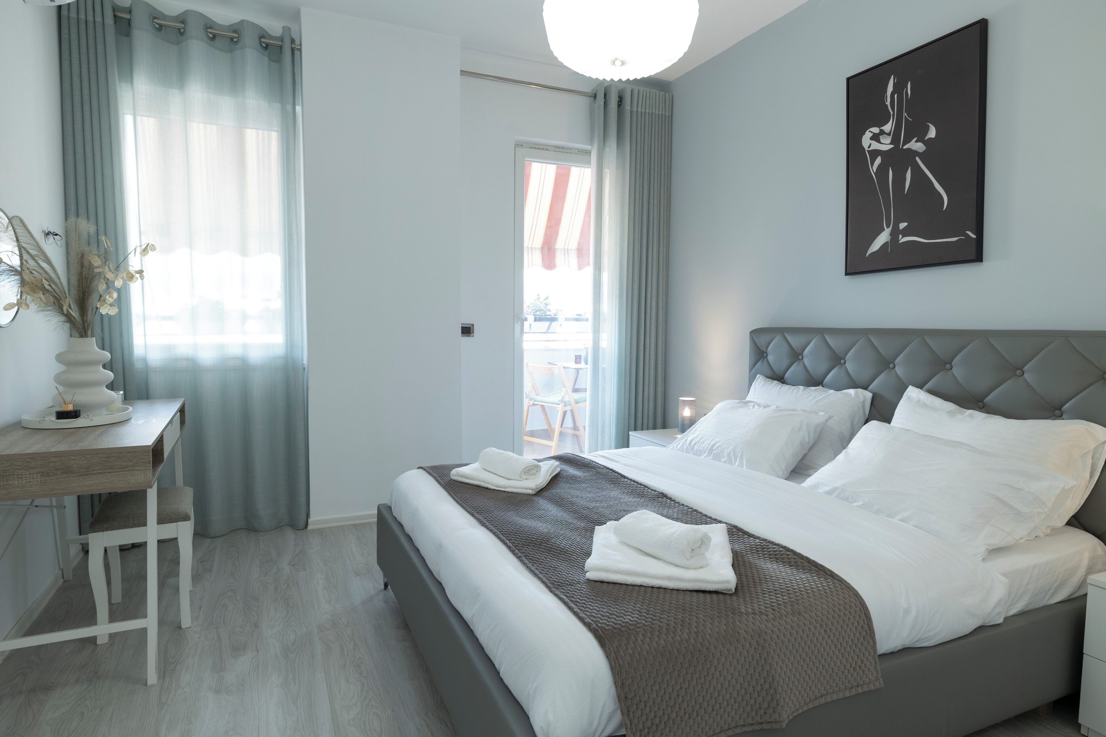 Apartamento Confort, 1 habitación, balcón, vistas a la ciudad | Tabla de planchar con plancha y decoración individual