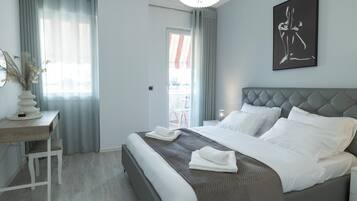 Apartamento Confort, 1 habitación, balcón, vistas a la ciudad | Tabla de planchar con plancha y decoración individual