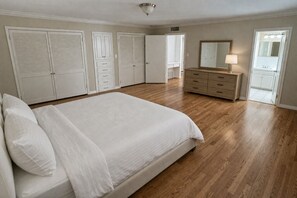 11 bedrooms, bed sheets - 11 bedrooms! The Perfect World Cup Stay for Large Groups! (Dallas)