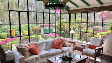 Casa conforto, vista para o jardim | Área de estar