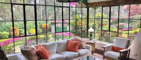 Comfort House, Garden View | Living area