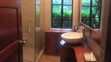 Comfort-Haus, Gartenblick | Badezimmer