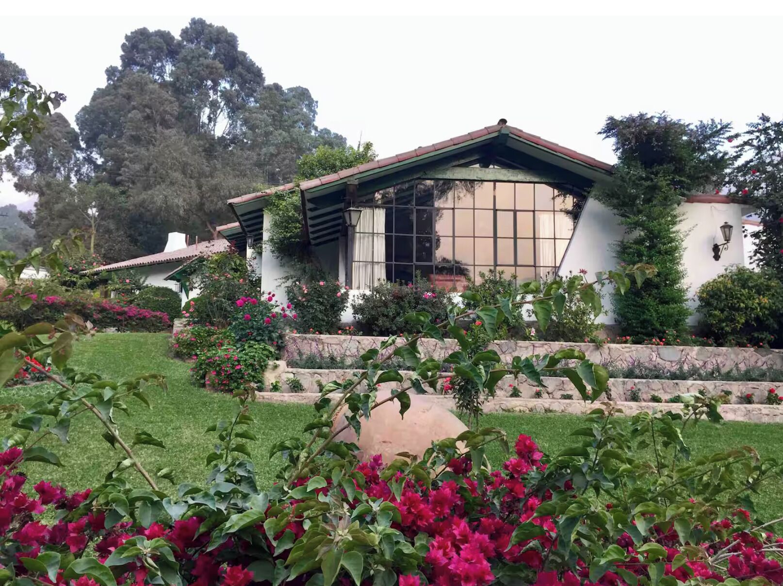 Casa conforto, vista para o jardim | Detalhe da fachada