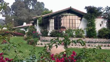 Casa conforto, vista para o jardim | Detalhe da fachada