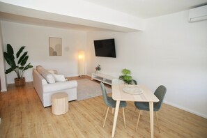 Apartment | Living room - Palm Villas - Relaxing 1 Bed Stay Near Kiama Coast (Kiama)