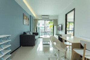 Living area - 2 Min to Beach 1BR w/Pool, Sauna &Viewpoint C100 (Tambon Rawai)