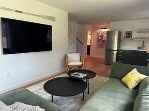 Een smart-tv en boeken