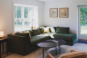 Een smart-tv en boeken