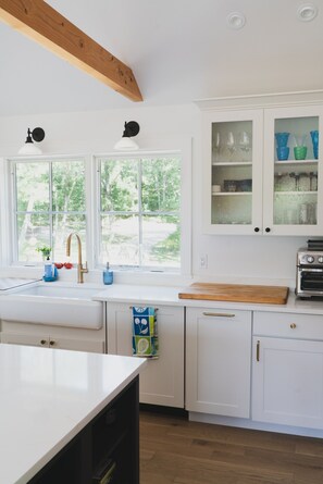 Coffee/tea maker, fridge, microwave, oven