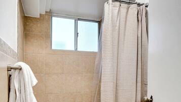 Deluxe Studio Suite | Bathroom