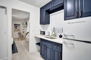 Deluxe Studio Suite | Private kitchen