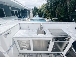 Property grounds - Private Guest Suite on the water w/Pool & Kayaking, Close to the Beach & Fun (Fort Lauderdale)