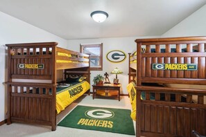 2 bedrooms, WiFi, bed sheets - Under the Lights of Lambeau II • Walk to Lambeau • Home (Green Bay)