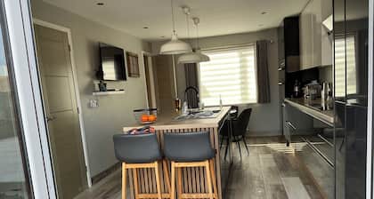 Take a Break. Cozy Double Room. Very modern home. Full use of Bathroom,Kitchen