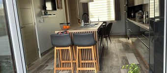 Take a Break. Cozy Double Room. Very modern home. Full use of Bathroom,Kitchen