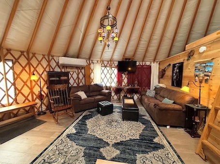 Smart TV, books. Cozy Moonship Yurt in the woods
