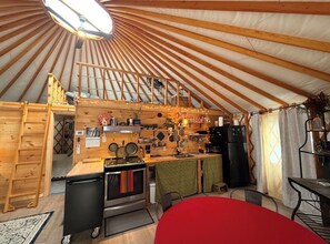 Private kitchen - Cozy Moonship Yurt in the woods (West Rutland)