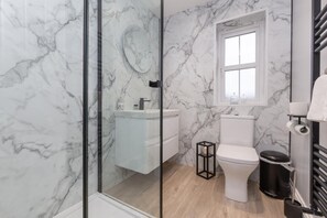 Shower, hair dryer, towels - Spacious 4BR Home | Garden | Parking | Sleeps 7 - Pass the Keys (Bishop Auckland)